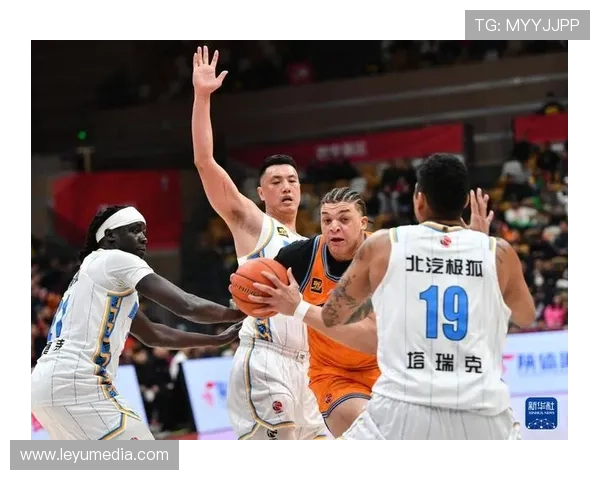 上海男篮俱乐部杯夺冠：洛夫顿率队展现强劲势头