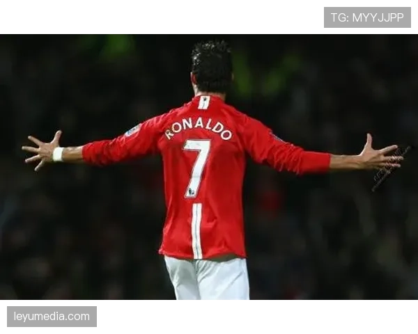 “瞬间特写：萨拉赫任意球中柱，菲尔米诺补射瞬间VAR介入检查越位”